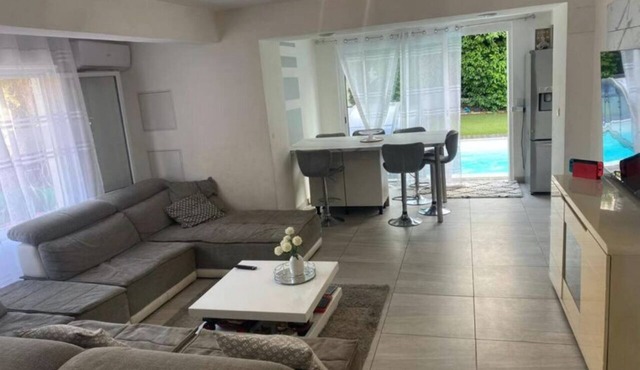 Independent Ground Floor of a Villa with Exclusive Pool & Garden