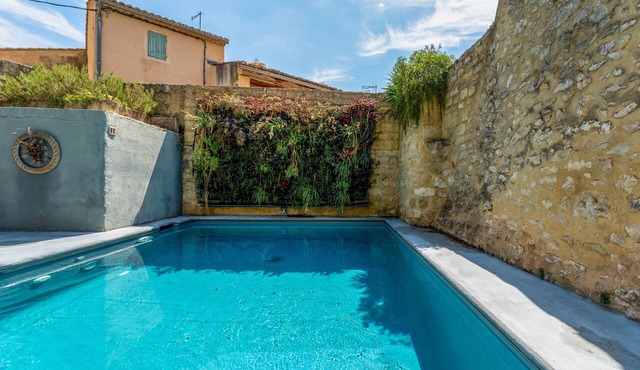 Indigo Room with Shared Pool, Wi-Fi & Air Conditioning