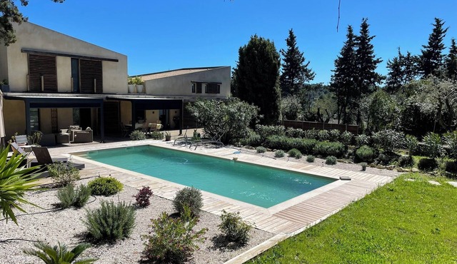 JdV Holidays Villa Basilic, large pool, A/C and short walk to charming old town