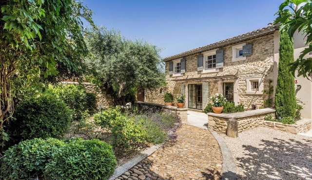 La Bastide de Maubec, nearby village within walking distance, with a pool