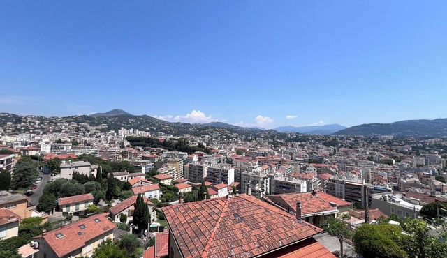 La belle niçoise. Quiet location in the hills just a few minutes from the town center.