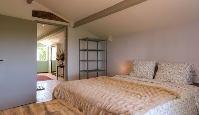 Large bedroom in quiet house between Mont Ventoux and Dentelles de Montmirail