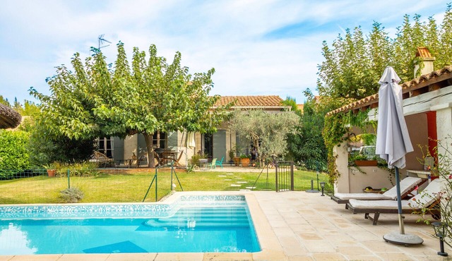 La Maison Ugolin, a vacation home with a private pool for 6 people in Eyragues