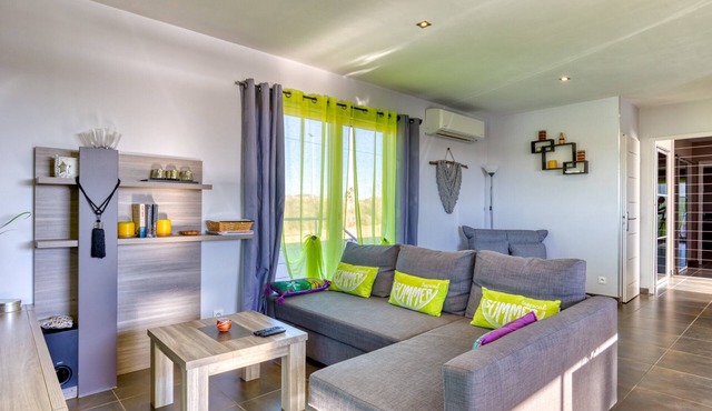 La Petite Maison Au Bord Du Canal with Private Terrace, Garden, and Wi-Fi