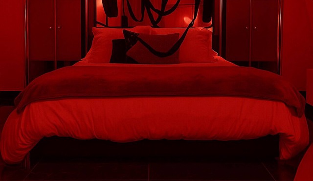 La suite miroir, La suite miroir, love room with jacuzzi between Aix and Marseille.