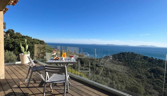 Large 2-room apartment with panoramic sea view