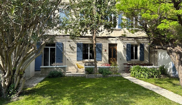 Large, charming house with a tree-lined garden and free parking in Avignon