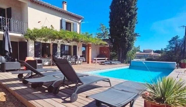 Large comfortable bastide with swimming pool, in the middle of the vineyards in Saint-Laurent-la-Vernède