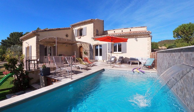 Large heated pool house * in Provence, with dominant views (sleeps 12)