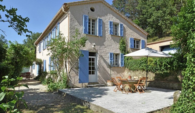 Large holiday home with a swimming pool in Le Var