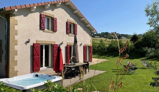 Large House with 9 beds, sauna, spa, and jacuzzi—perfect for families or friends, or a bachelorette party