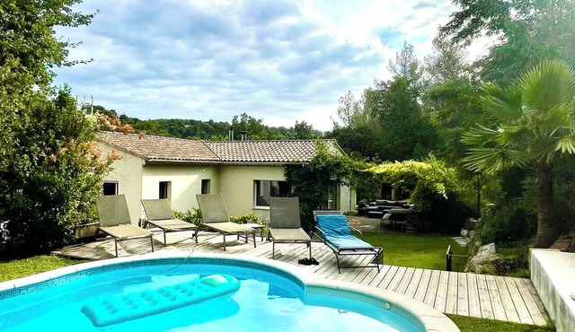Large villa in the countryside, just a stone's throw from town