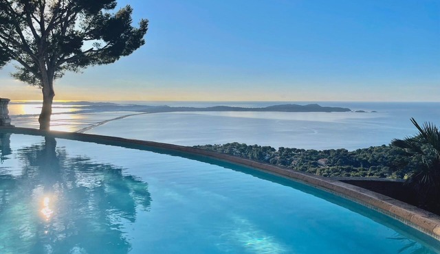 Large villa with exceptional sea view, private pool and tennis access