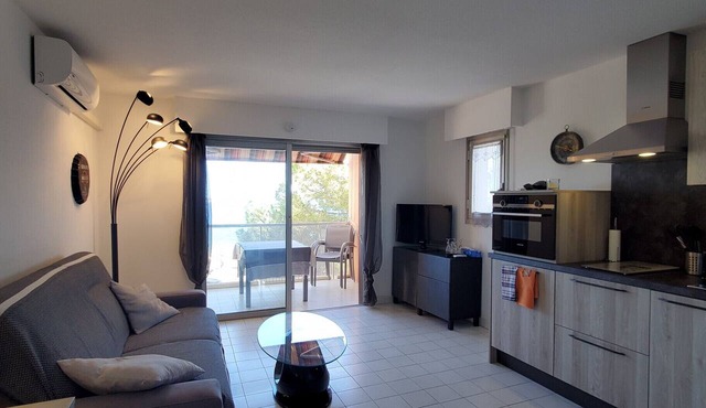 LE CAPITOLE Studio 27m2 air-conditioned sea view with balcony and secure private parking 30M walk from the beach and Port Fréjus in Fréjus