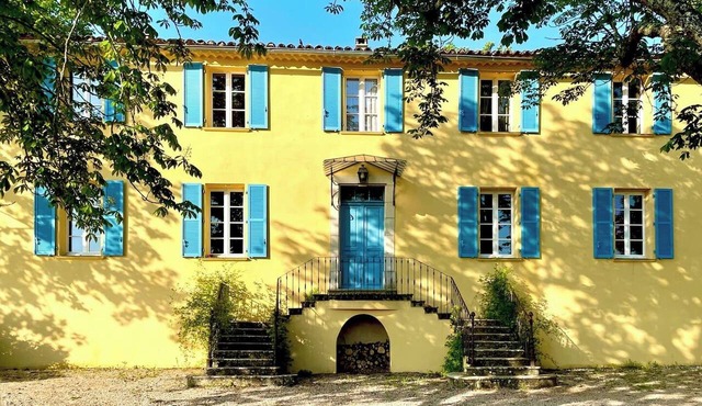 Le Château Trians est un lieu d’exception, parfait pour célébrer votre mariage dans un cadre à la fois élégant et empreint d’authenticité.