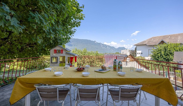 Le Gîte La Pierre Pons - vue montagne in Voglans
