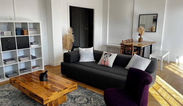 Le Saint-Irénée, a bright 2-bedroom apartment for 4 people.