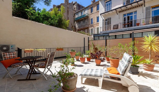 Les Citronniers - Bibliothèque Guest Room with Shared Terrace, Wi-Fi & Air Conditioning