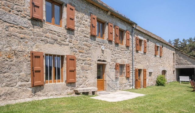 Les Fleurs de l'Aubrac 4/6 pers in SAINTE-COLOMBE-DE-PEYRE