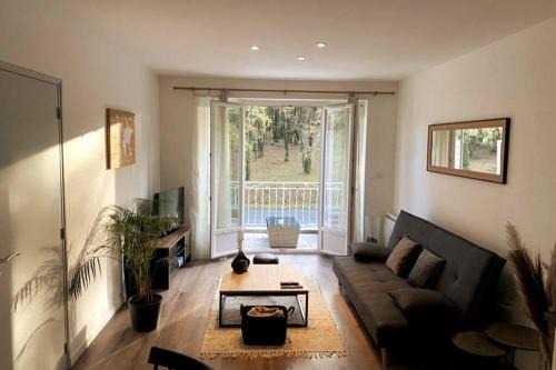 Logement à Brive près de la campagne et centre-ville, avec parking privé, climatisation, et double balcon privé in Brive-la-Gaillarde