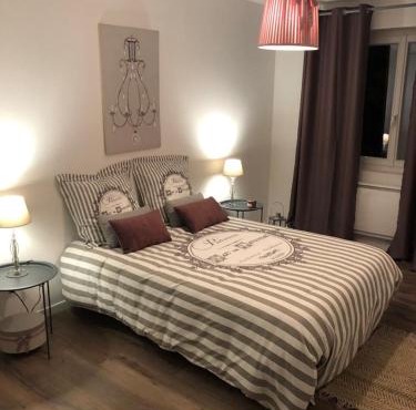 Logement à Brive proche centre-ville et campagne - climatisation, Wifi, coin exterieur et parking privés in Brive-la-Gaillarde