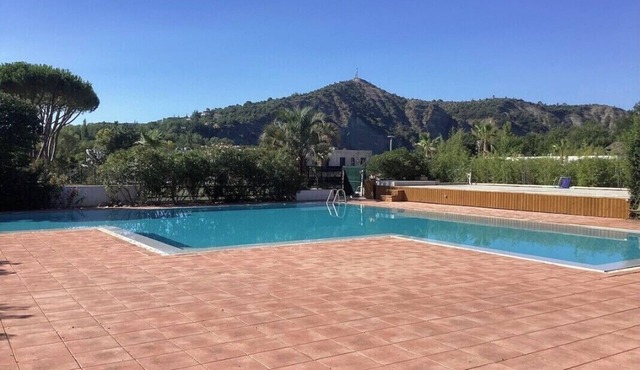 Lovely, bright T3 apartment with private garden and communal pool.