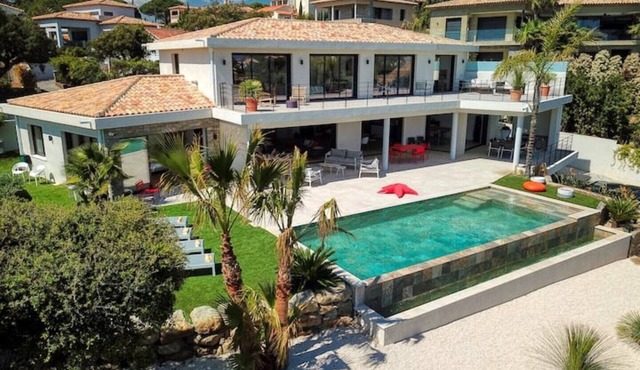 Luxurious new villa 10 min from town center, beach and port