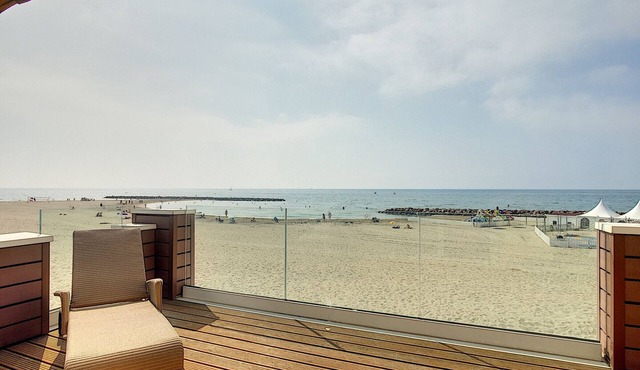 Luxury Beachfront Villa with Parking in Carnon