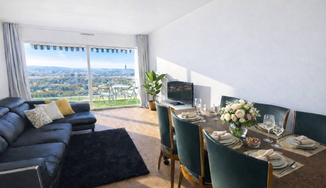 Magnificent apartment in a private residence for 8 people, 5 minutes from Lyon, view of Part Dieu in Bron