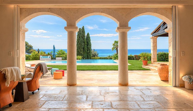 Magnificent Provençal Villa with Swimming Pool and Sea View