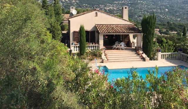 Magnificent villa with swimming pool and private parking