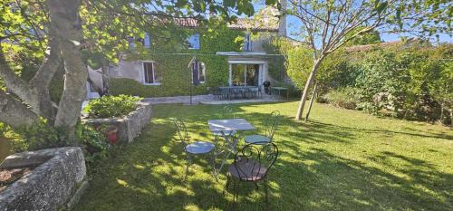 Maison Charentaise 12 à 14 personnes in Sémussac