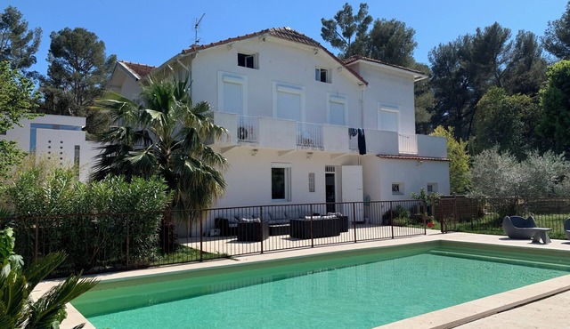 Maison de Maitre between sea and hills