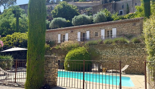 Maison en pierre, cadre paradisiaque, cigales