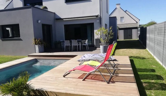 Maison Moderne Avec Piscine Chauffée, à 1km de L'avenue de Gaulle à La Baule in Guérande
