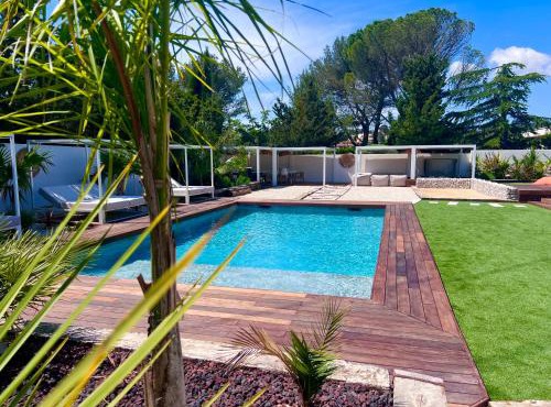 Maison, piscine, jacuzzi, à 5 minutes de Cassis et plages in Carnoux