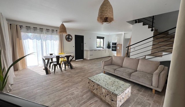 Maison spacieuse 4 chambres climatisées proche aéroport,gare tgv et plages