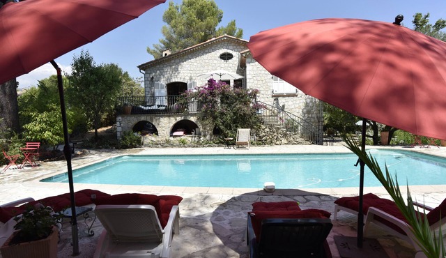 Mas provençal swimming pool and large garden