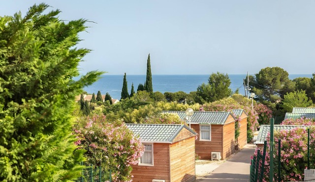 Mobile Home "Le Bonheur" with Shared Pool, Wi-Fi, and Air Conditioning