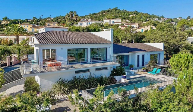 Modern villa with sea views and infinity pool