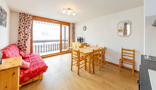 Modern 2-bedroom apt, sleeps 6, ski-in ski-out, center location