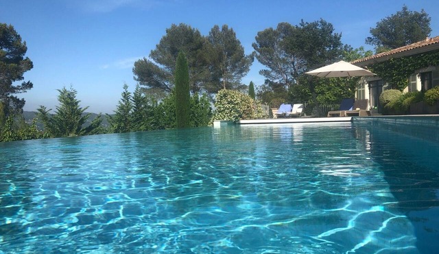 Modern Luxury Villa with Inifinity pool in gated Domaine de Terre Blanche in Tourettes