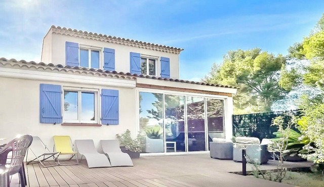 Modern villa with sea and hill views at the gateway to the Calanques