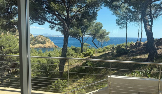 N'ARTure home with unique environment (restricted calanque, sea front and boat)