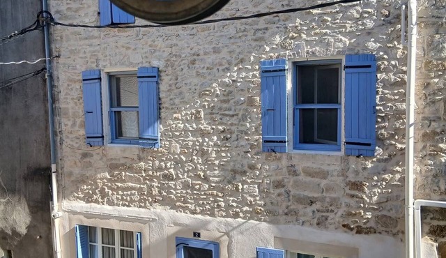 Near Avignon and Châteauneuf-du-Pape: Provençal house with exterior