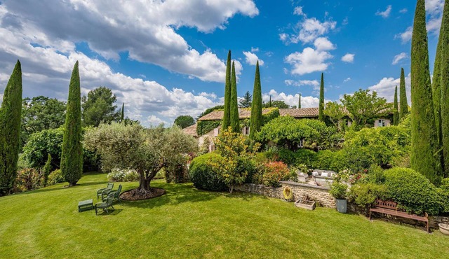 Near Gordes – An exceptional property with a tennis court – Sleeps 12