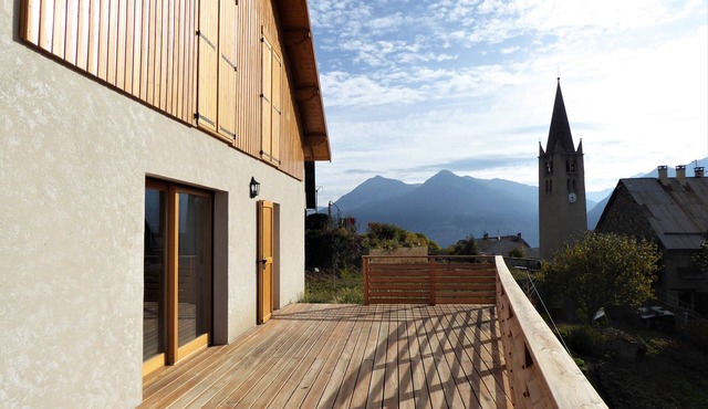 New chalet near Briançon, very bright, overlooking garden