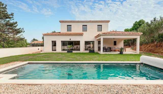 Nice home in Sablet with private swimming pool, can be inside or outside