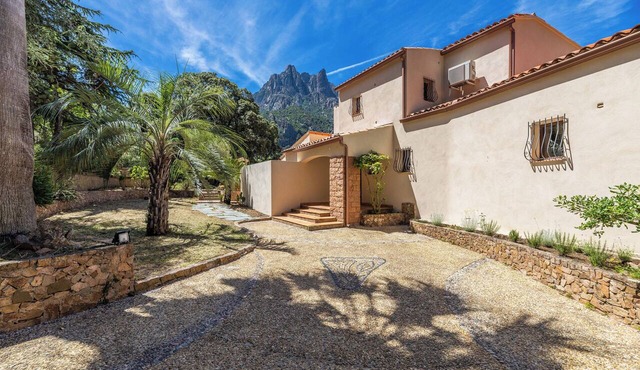 Offrez-vous une parenthèse inoubliable à la Villa Excelsior, nichée entre mer et montagne dans l’un des plus beaux sites classés au patrimoine mondial de l’UNESCO. in ota