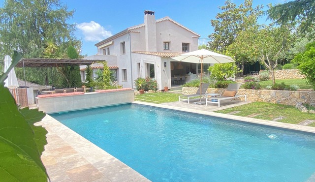 Pleasant modern Provencal family villa